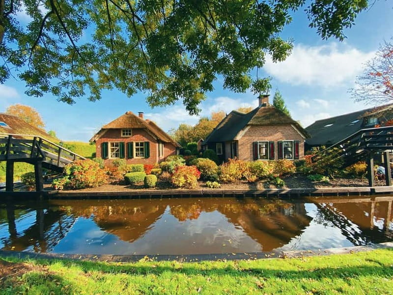 1 Hour Private open boat tour with local captain - Why Giethoorn looks best from a boat