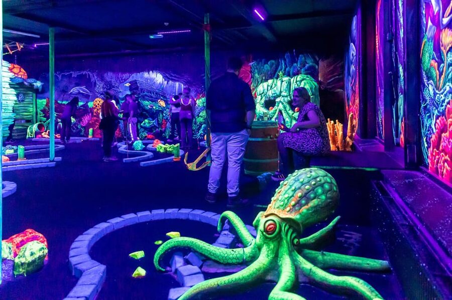 Aloha Amsterdam: 12-Hole Glow-in-the-Dark Mini-Golf - How the course works for families and groups