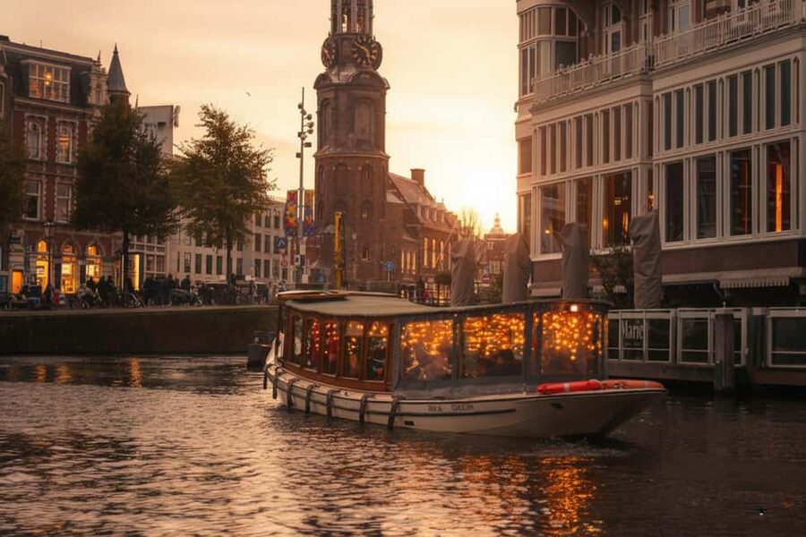 Amsterdam:1.5-Hour Canal Cruise local Guide, Drinks & Snacks - Dutch snacks, drinks, and the social side
