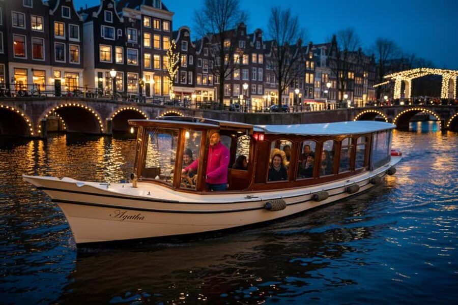 Amsterdam:1.5-Hour Canal Cruise local Guide, Drinks & Snacks - The guides make the difference