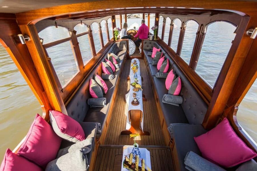 Amsterdam:1.5-Hour Canal Cruise local Guide, Drinks & Snacks - Is $25 good value?