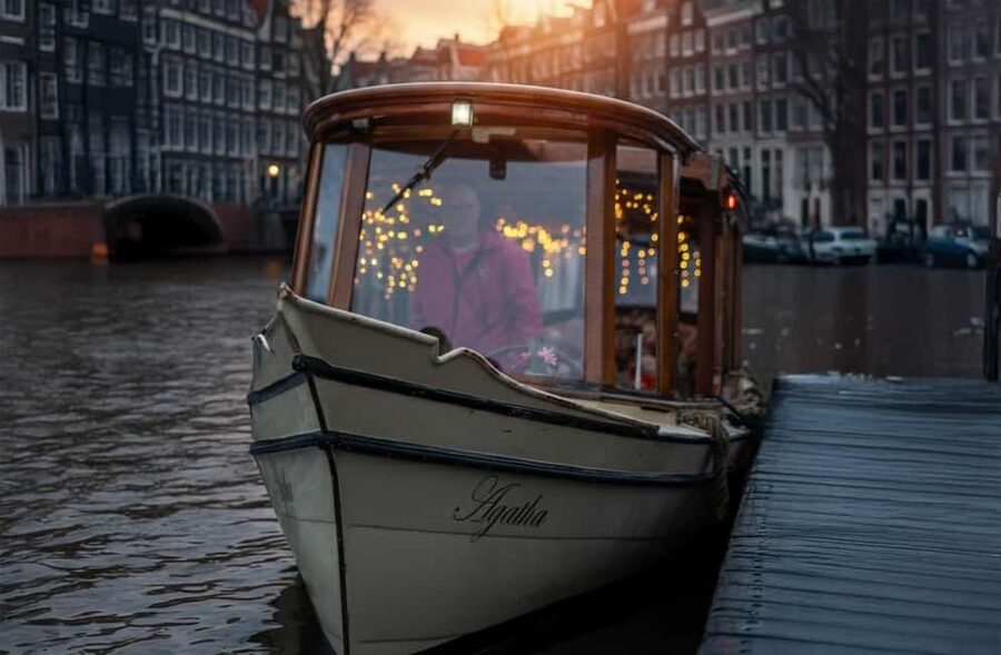 Amsterdam:1.5-Hour Canal Cruise local Guide, Drinks & Snacks - Who should book this cruise?