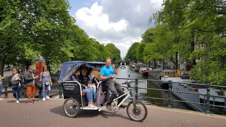 Amsterdam 1-Hour Rickshaw Tour - Why a rickshaw works well in central Amsterdam