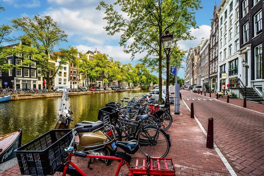 Amsterdam: 3-Hour Private Bike Tour of the City Center - De Wallen and the final stretch