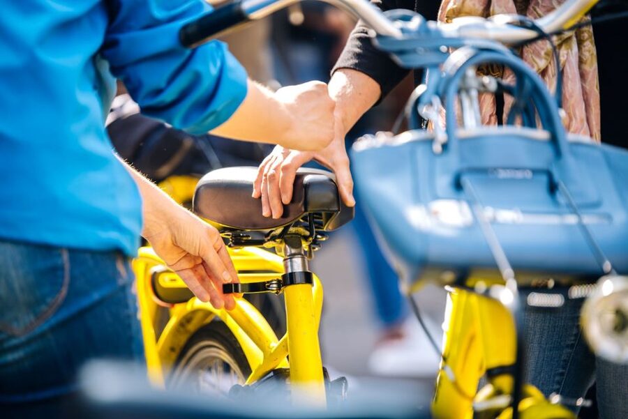 Amsterdam: 3h E-Bike Tour with break - From the harbor to the canal belt
