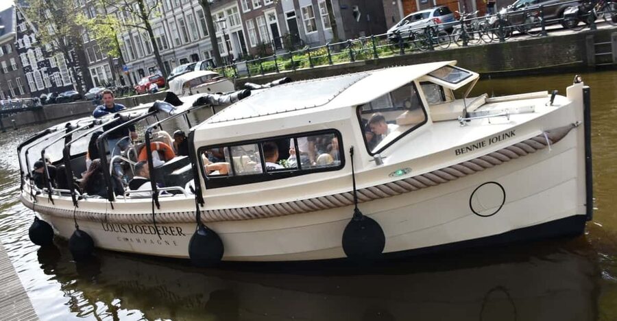 Amsterdam: 420 Smoke-Friendly Boat Tour - Starting near the Red Light District