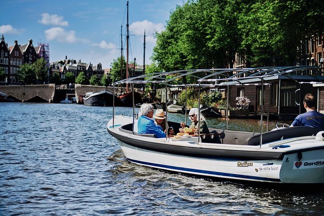 Amsterdam: 60-Minute Guided Private Canal Cruise with Drinks - Seven Bridges is the classic photo moment