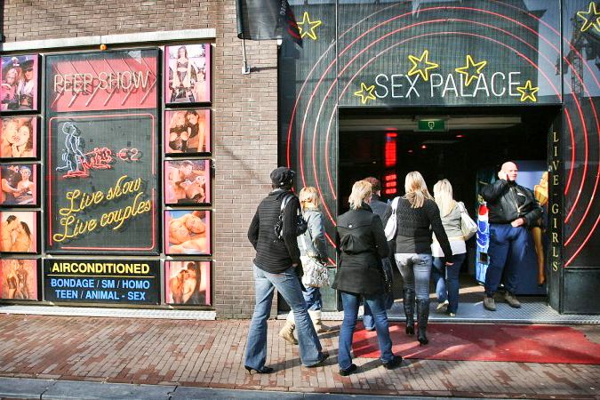 Amsterdam: After Dark Red Light District Tour - Guide quality is the make-or-break factor