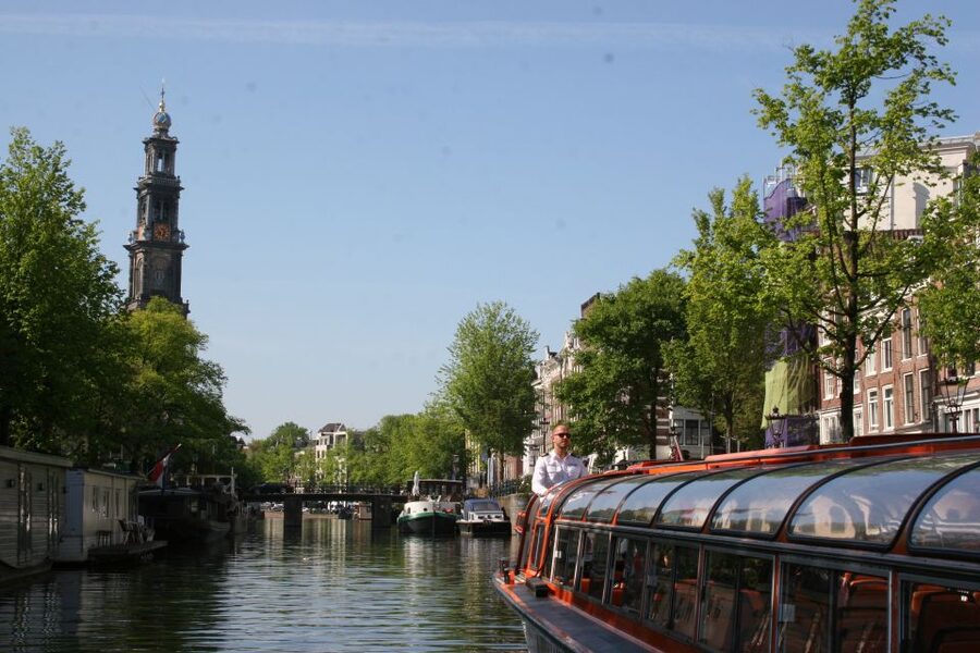 Amsterdam: Amsterdam Dungeon and Canal Cruise Entry Ticket - Who should book this experience?