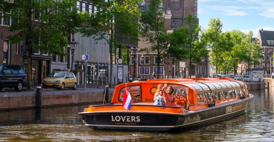 Amsterdam: Amsterdam Dungeon and Canal Cruise Entry Ticket - The one-hour canal cruise through Amsterdam’s old center