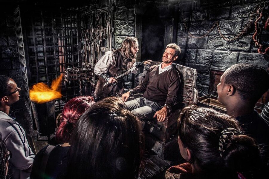 Amsterdam: Amsterdam Dungeon Entrance Ticket - Dark labyrinths, cages, and sudden scares