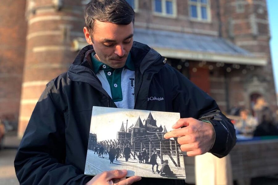 Amsterdam: Anne Frank Guided Small Group Walking Tour - Meeting at Beursplein and setting the tone