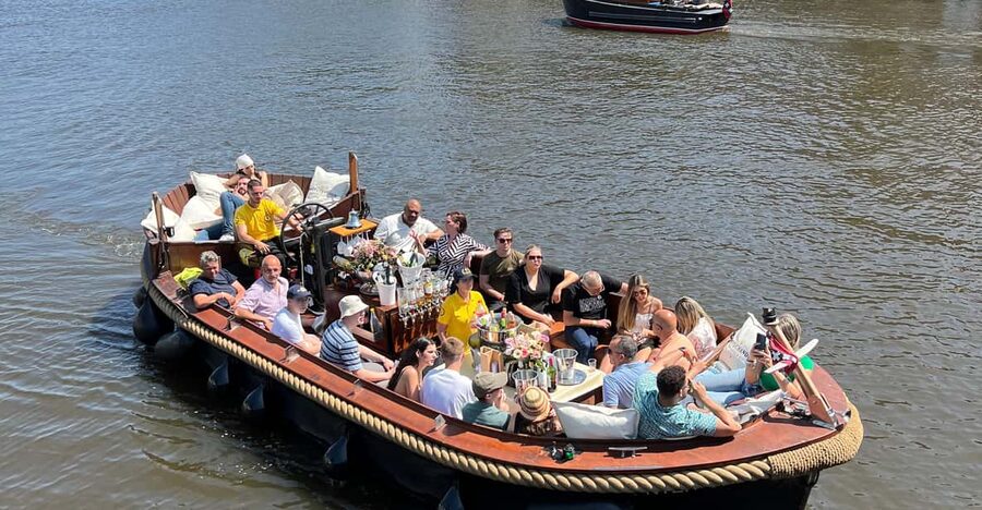 Amsterdam: Boat Tour with Optional Unlimited Drinks - The guides make or break the 45 minutes