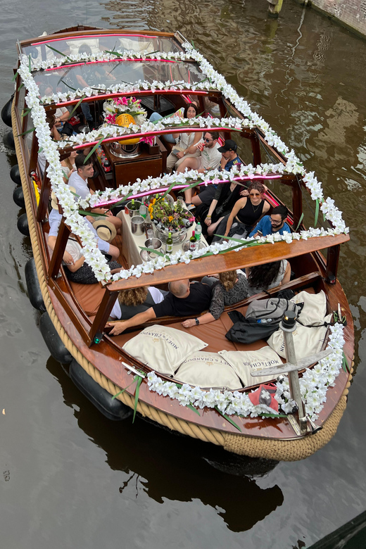 Amsterdam: Boat Tour with Optional Unlimited Drinks - Sunset, nightlife, and the right time to go