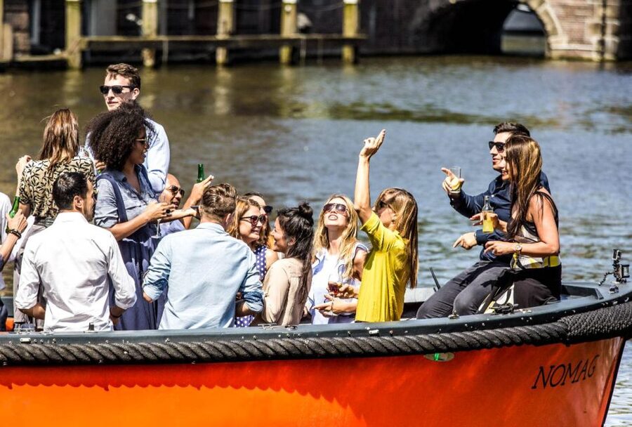 Amsterdam: Canal Belt Private Beer Boat Tour - The first minutes on Amsterdam’s canals