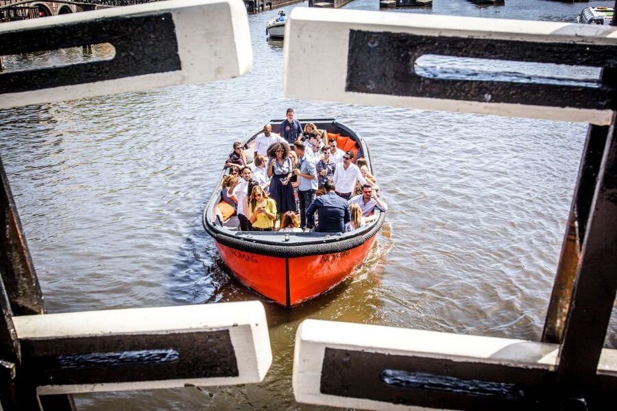 Amsterdam: Canal Belt Private Beer Boat Tour - Why the private format matters for groups