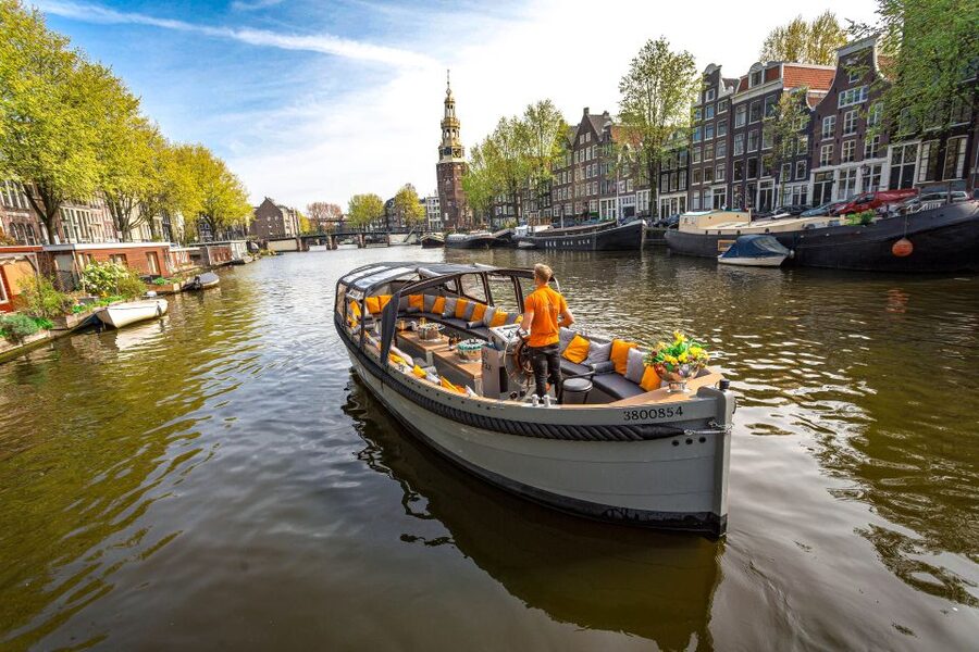Amsterdam: Canal Belt Private Beer Boat Tour - Finding the boat beside Seapalace