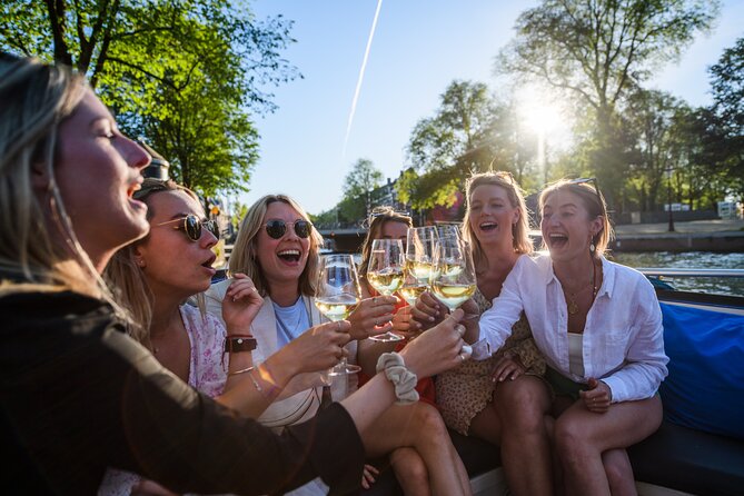 Amsterdam: Canal Booze Cruise with Unlimited Drinks Option - Small groups, changing guide quality