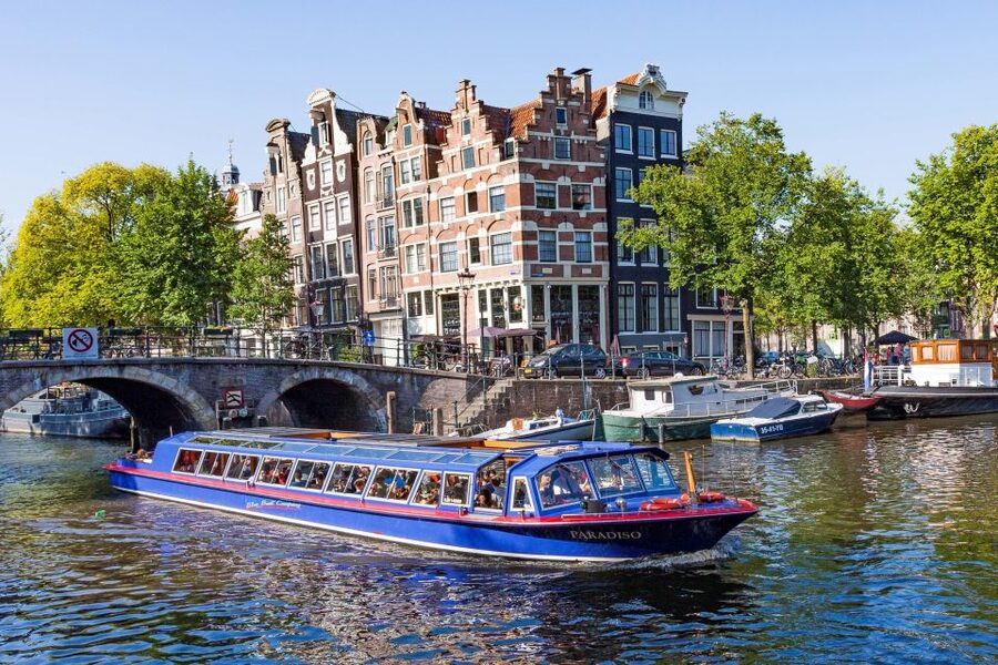 Amsterdam: Canal Cruise and Jewish Cultural Quarter Tickets - The Portuguese Synagogue and its quiet courtyard