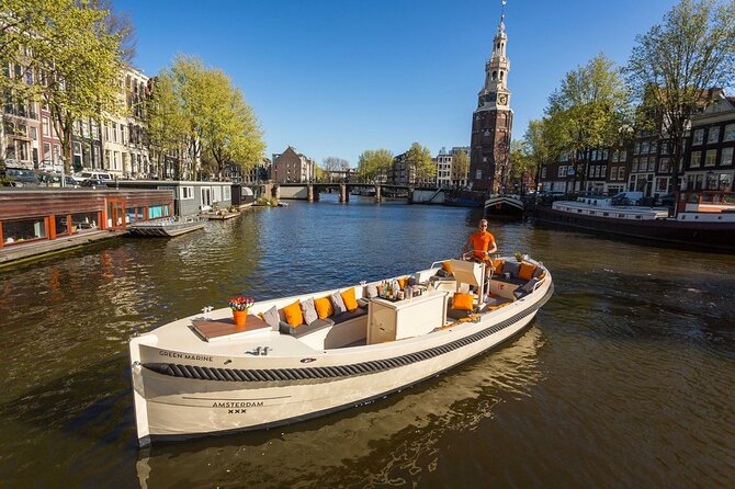 Amsterdam Canal Cruise with German Guide and unlimited drinks - What the German commentary adds
