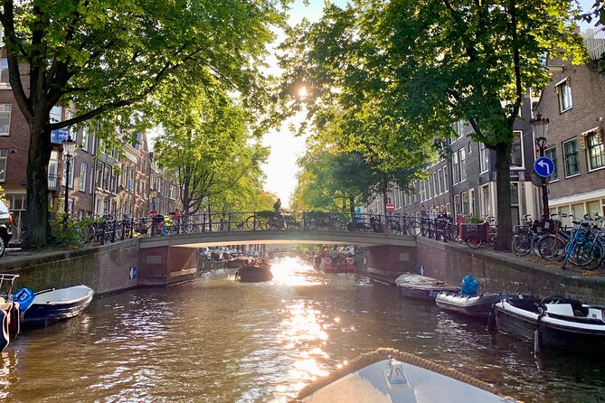 Amsterdam Canal Cruise with German Guide and unlimited drinks - Unlimited drinks: useful perk or main event?