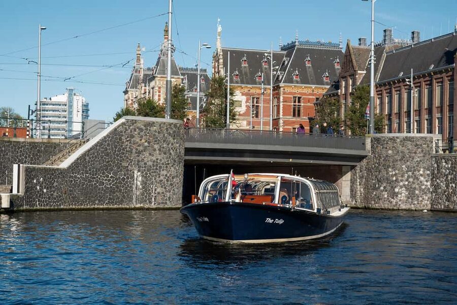 Amsterdam: Canal Cruise with Live Commentary & Audio Guide - Central Amsterdam, houseboats, and Western Church