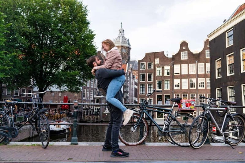 Amsterdam Canals Photoshoot: Private Solo, Family or Couples - Why a Damrak photoshoot works so well