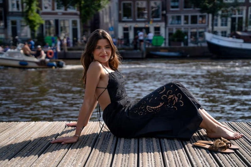 Amsterdam Canals Photoshoot: Private Solo, Family or Couples - Stop one: classic Damrak views
