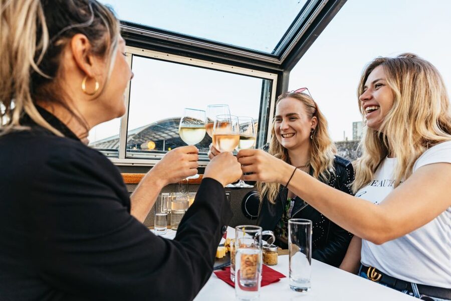 Amsterdam: Cheese & Wine Cruise Tasting Experience - Magere Brug and the evening mood