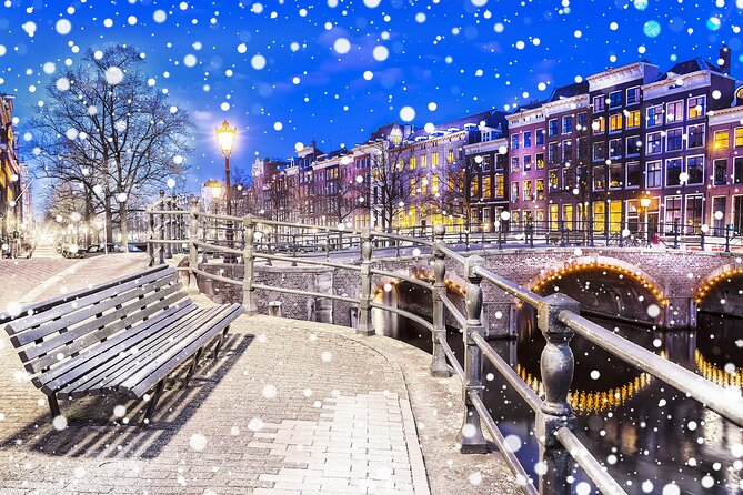 Amsterdam Christmas Walk with hot drink and Dutch treat - Shop windows and a Dutch treat in the 9 Little Streets