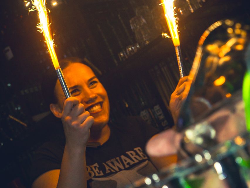 Amsterdam: City Center Bar Crawl and Nightlife Experience - Going alone, as a couple, or with friends