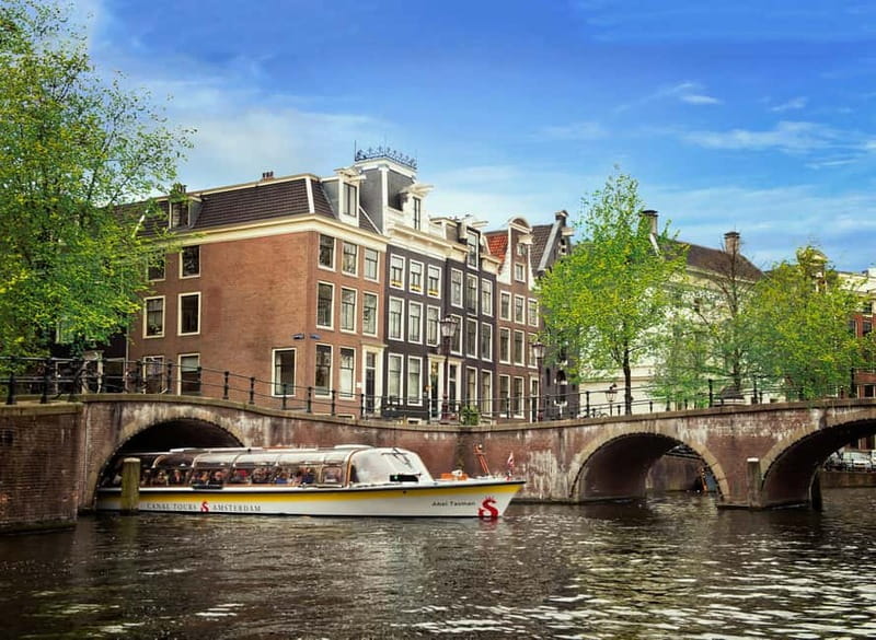 Amsterdam: City Centre Canal Cruise & Free Flower Cocktail - Captain-led charm versus audio-guide structure
