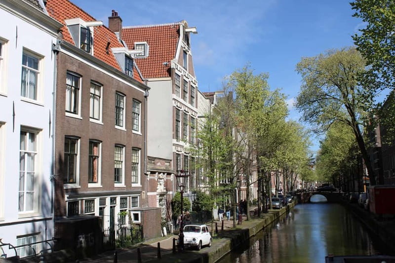 Amsterdam: City walking experience with a local - Stroopwafel, souvenir and the small extras