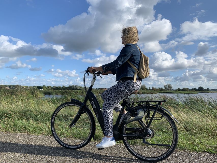 Amsterdam: Countryside Bike Tour and Zaanse Schans Windmills - Returning by bicycle and train