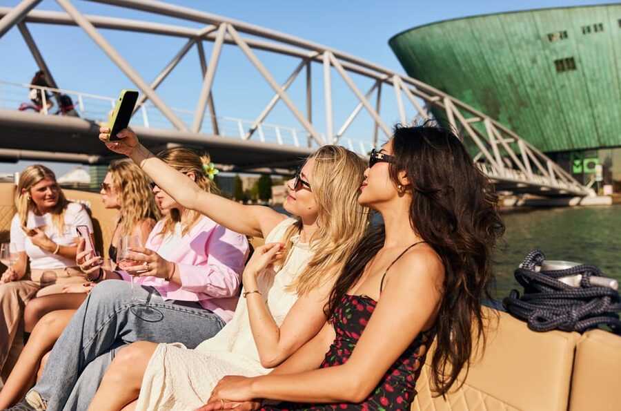 Amsterdam: Cozy Evening Canal Cruise With Open Bar Option - Why Amsterdam looks different from the water