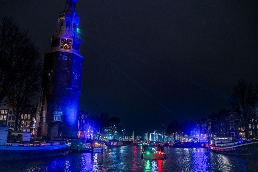 Amsterdam: Cozy Evening Canal Cruise With Open Bar Option - What the drinks option adds