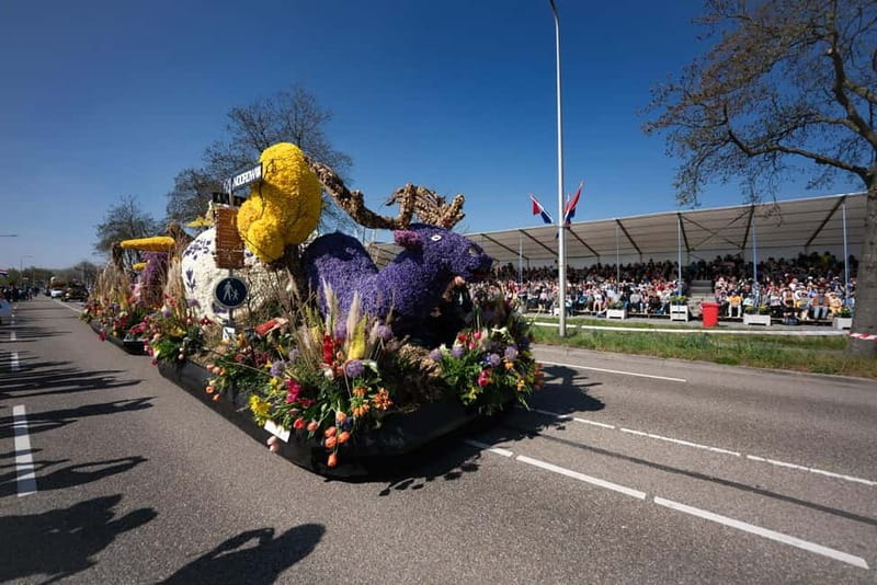 Amsterdam: Day Trip to Flower Parade & Keukenhof on April 18 - The grandstand seat changes the parade experience