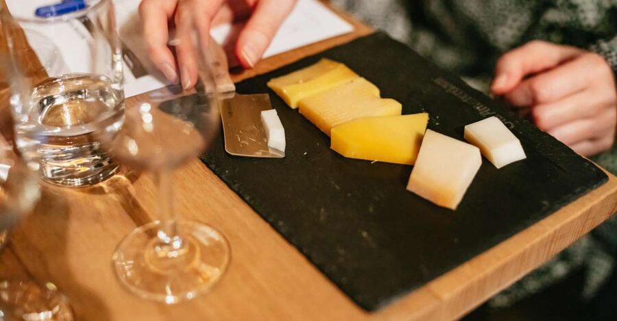 Amsterdam: Dutch Cheese Tasting Experience with Wine - A cheese lesson that takes only 45 minutes