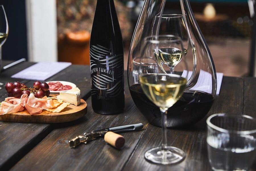 Amsterdam: Dutch Wine Tasting with Sommelier - Fresh bread and optional bites