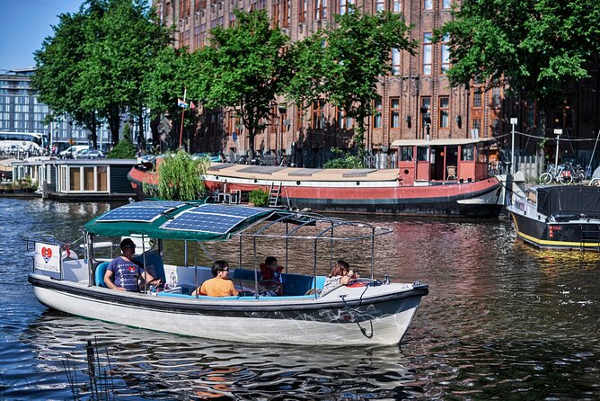 Amsterdam Essence in German: 90-minute waterway trip - Why a private canal boat changes the outing