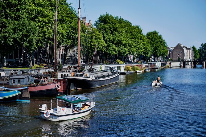 Amsterdam Essence in German: 90-minute waterway trip - The value of a licensed guide