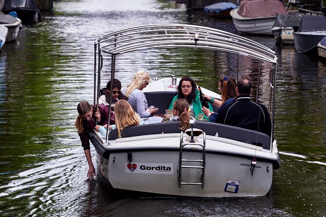 Amsterdam Essence in German: 90-minute waterway trip - Drinks, food, and what to bring