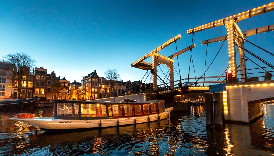 Amsterdam: Evening Canal Cruise with (Open) Bar on Board - Key things to know before you book