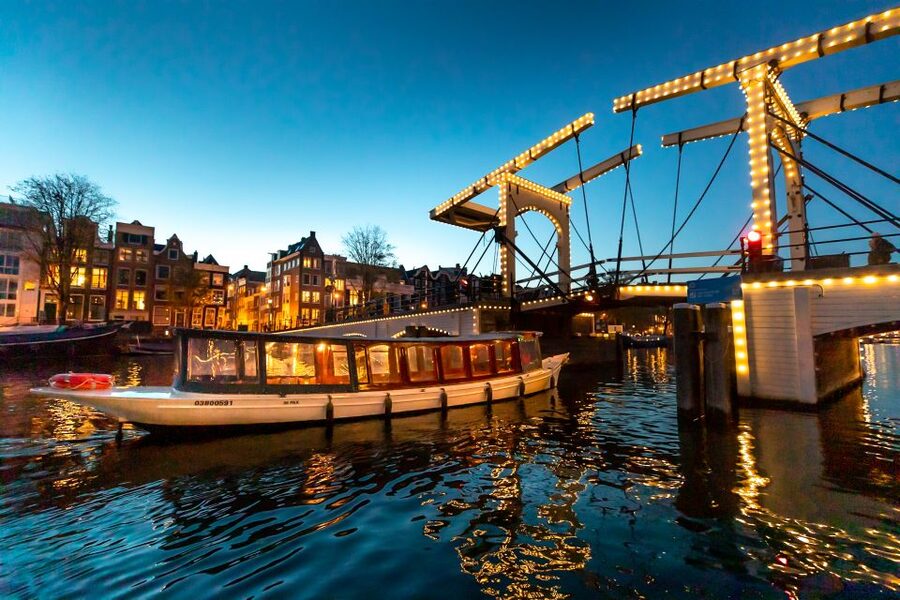 Amsterdam: Evening Canal Cruise with (Open) Bar on Board - The guides shape the mood of the cruise