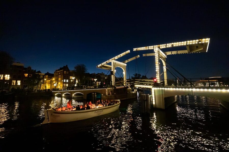 Amsterdam: Evening Canal Cruise with (Open) Bar on Board - Is $18 good value for one hour?