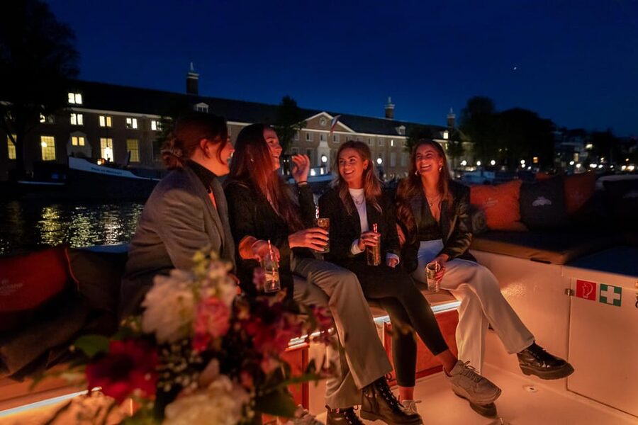 Amsterdam: Evening Canal Cruise with (Open) Bar on Board - Who will enjoy this canal cruise most?