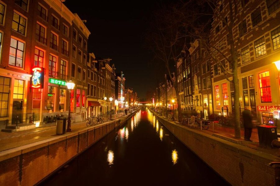 Amsterdam: Exclusive Red Light District Tour and Drink - Starting at Damrak and walking into old Amsterdam