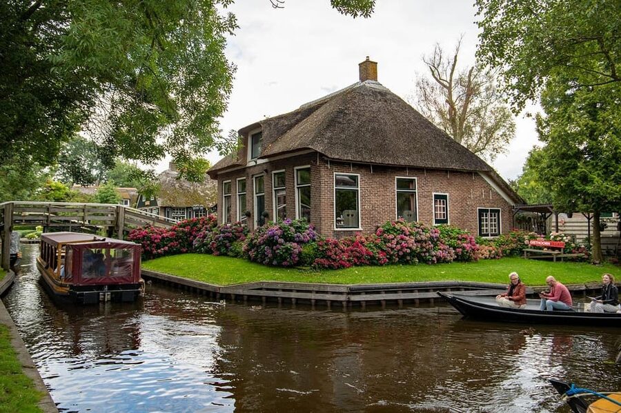 Amsterdam: Explore Giethoorn in a Private Tour with Driver - What the one-hour boat ride adds