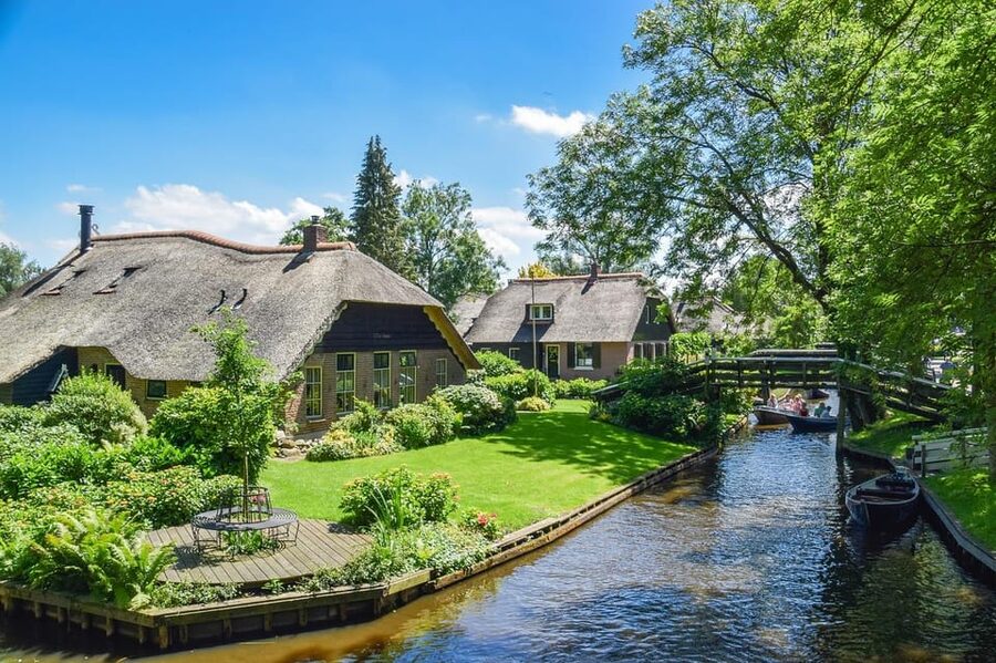 Amsterdam: Explore Giethoorn in a Private Tour with Driver - Walking beside canals and thatched homes