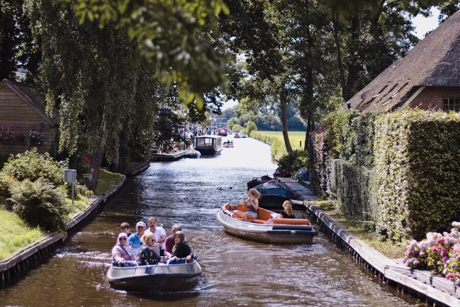 Amsterdam: Explore Giethoorn in a Private Tour with Driver - Lunch in the middle of the outing
